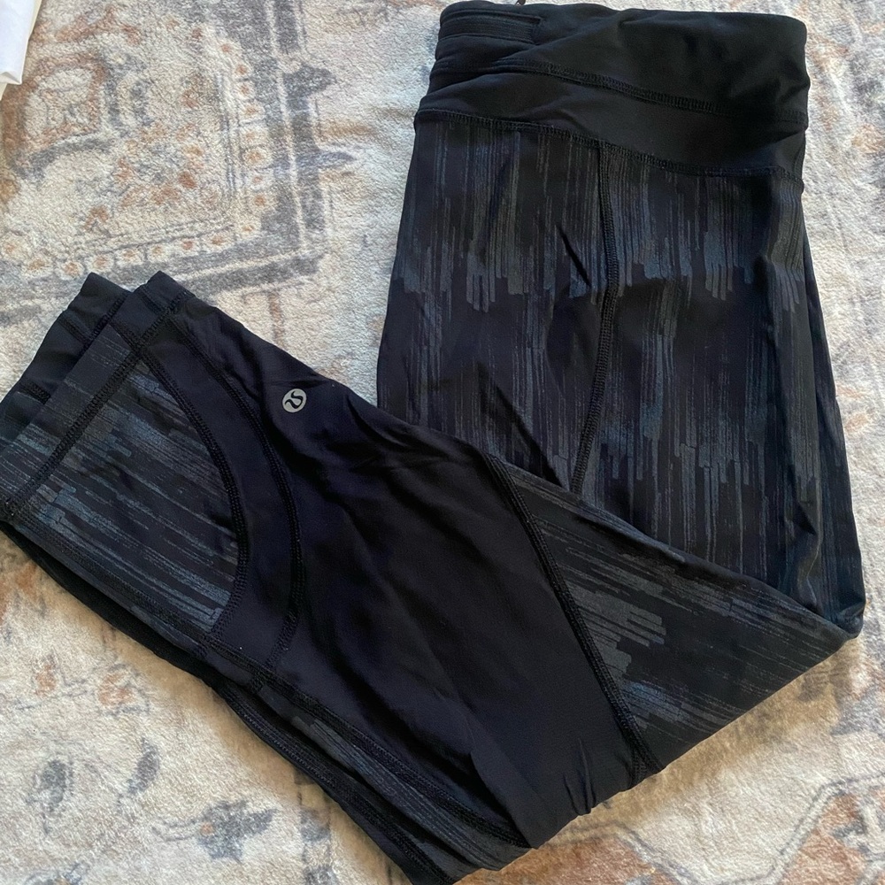 lululemon Black and Gray Leggings (CAPRI Length)